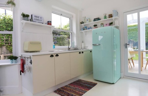 Southbourne Casa | BOURNECOAST: STYLISH INTERIOR - 1950 RETRO THEME - GARDEN - CONSERVATORY -HB7352