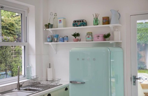 Southbourne Casa | BOURNECOAST: STYLISH INTERIOR - 1950 RETRO THEME - GARDEN - CONSERVATORY -HB7352