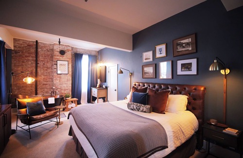 Jacksonville Hotel | Boutique 1 BR King Suite in historic Jacksonville. Walk to Britt Festival and wine tasting! Features a luxurious tub, comfortable king bed, and charming Inn details. Ideal for couples