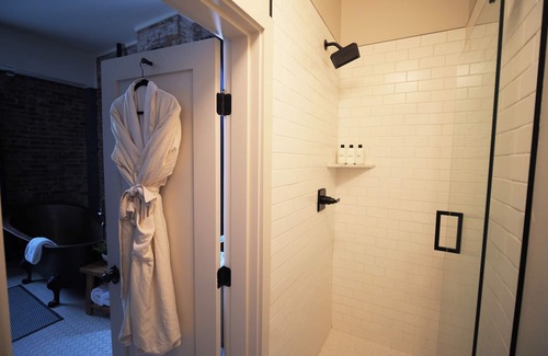 Jacksonville Hotel | Boutique 1 BR King Suite in historic Jacksonville. Walk to Britt Festival and wine tasting! Features a luxurious tub, comfortable king bed, and charming Inn details. Ideal for couples