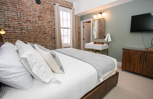 Jacksonville Hotel | Boutique 1 BR King Suite in historic downtown Jacksonville. Walk to the Britt Festival! Enjoy a king bed, modern rain shower, and charming Inn details. Ideal for a romantic or weekend getaway.