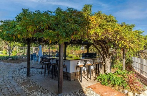 Auburn Casa | Boutique 1950's spacious house near nature trails, cafe's - 5 min to downtown