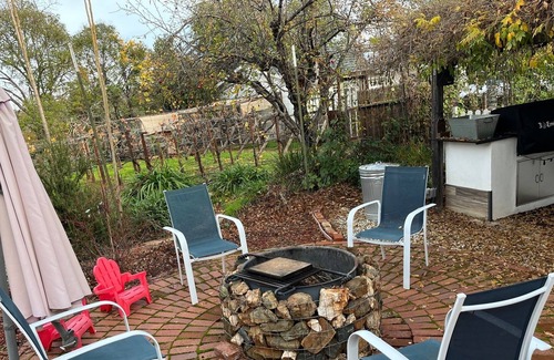 Auburn Casa | Boutique 1950's spacious house near nature trails, cafe's - 5 min to downtown