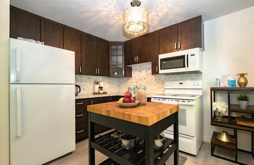 Brechin Cabaña | Boutique 3-Bedroom Cottage w/Water Access & HotTub