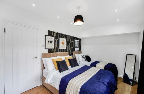 Parsloes Apartamento | Boutique 4 Bedroom House in London - Parking