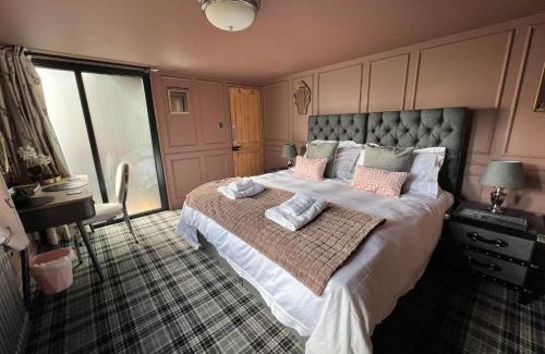 Runham Casa | Boutique Barn - Sleeps 4 Parking & Private Garden