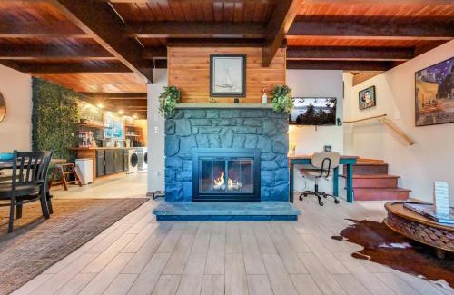 Tobyhanna Chalet De Esquí | Boutique Chalet, Hot Tub, Fire Pit, Fireplace & Game Room