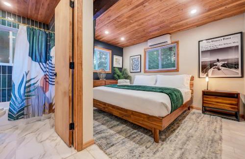 Tobyhanna Chalet De Esquí | Boutique Chalet, Hot Tub, Fire Pit, Fireplace & Game Room