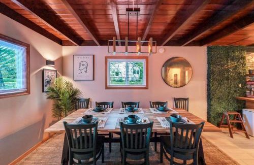 Tobyhanna Chalet De Esquí | Boutique Chalet, Hot Tub, Fire Pit, Fireplace & Game Room