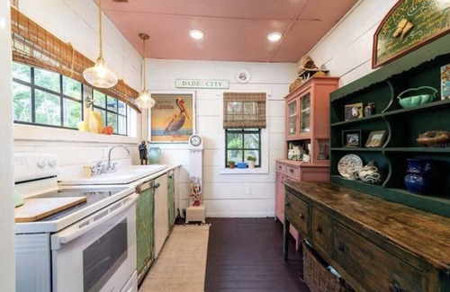 Dade City Cabaña | Boutique Cottage Clean & Centrally Located!