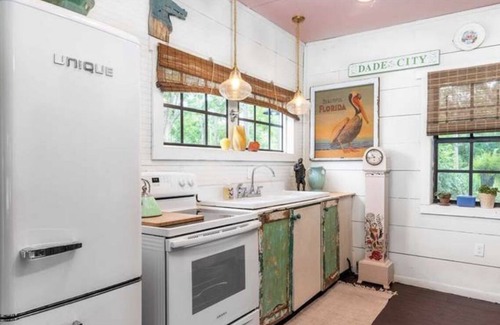 Dade City Cabaña | Boutique Cottage Clean & Centrally Located!