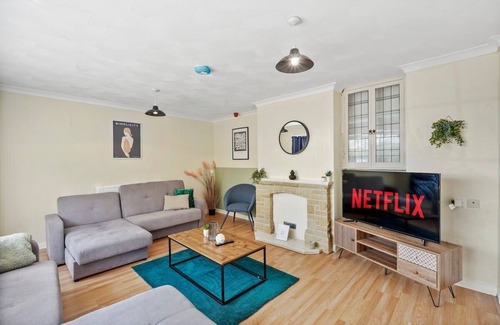 Littleover Casa | Boutique Derbyshire Abode - Games room - Sleeps 12