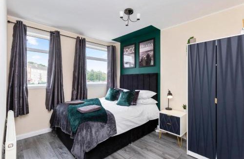 Niddrie Casa | Boutique Edinburgh 3 bed house - Parking - Garden