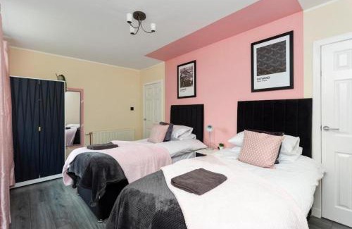 Niddrie Casa | Boutique Edinburgh 3 bed house - Parking - Garden