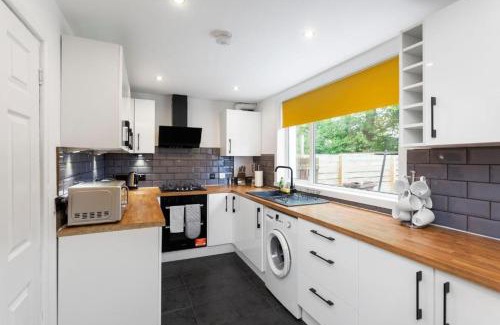 Niddrie Casa | Boutique Edinburgh 3 bed house - Parking - Garden