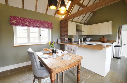 Wichenford Casa | Boutique Farm stay cottage in Worcestershire - Hot Tub / Dog Friendly