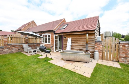 Wichenford Casa | Boutique Farm stay cottage in Worcestershire - Hot Tub / Dog Friendly