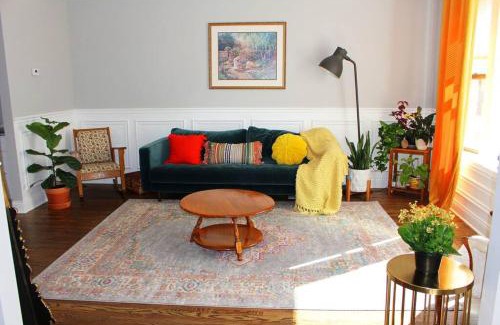 Greater Grand Crossing Casa | BOUTIQUE GARDEN HOUSE CHICAGO 3-STORY sleeps 12