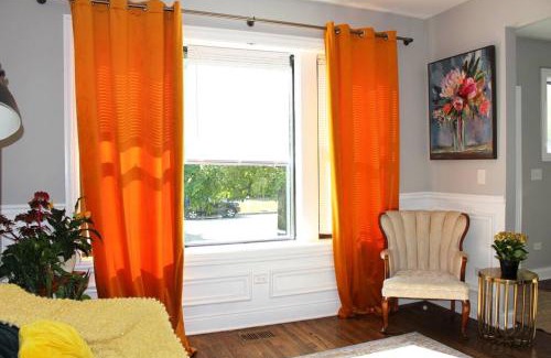 Greater Grand Crossing Casa | BOUTIQUE GARDEN HOUSE CHICAGO 3-STORY sleeps 12
