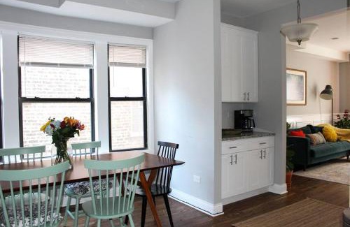 Greater Grand Crossing Casa | BOUTIQUE GARDEN HOUSE CHICAGO 3-STORY sleeps 12