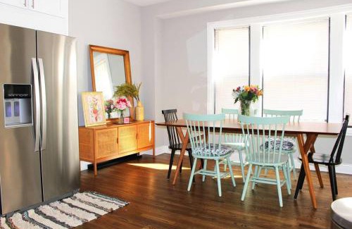 Greater Grand Crossing Casa | BOUTIQUE GARDEN HOUSE CHICAGO 3-STORY sleeps 12