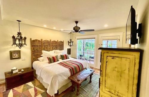 South Capitol Cama Y Desayuno | BOUTIQUE HOTEL - King deluxe Room-1/2 mi. from Santa Fe Plaza