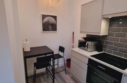 Hanger Hill Apartamento | Boutique Modern Apartment Opposite Station