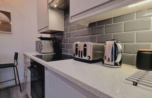 Hanger Hill Apartamento | Boutique Modern Apartment Opposite Station
