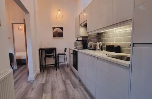 Hanger Hill Apartamento | Boutique Modern Apartment Opposite Station