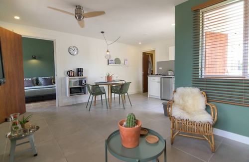 Rancho Apartamento | Boutique Modern Spacious Holiday Apartment - lounge pool - 7 min from the beach!
