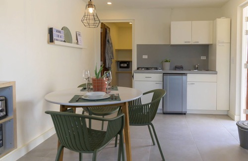 Rancho Apartamento | Boutique Modern Spacious Holiday Apartment - lounge pool - 7 min from the beach!