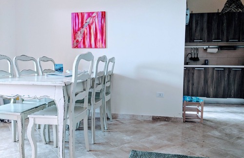 Porto Pozzo Apartamento | Apartamento boutique con vistas al mar, piscina grande y jardín privado.