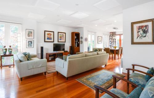 Glen Iris Casa | Boutique Stays - Maple on Kent