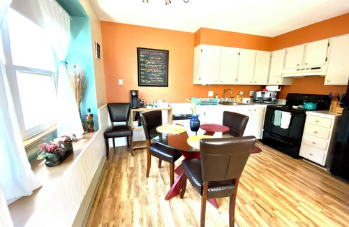 University Park Apartamento | Boutique Studio Apartment Hotel across from CSU in Old Town Fort Collins! Light filled space that will transport and capture your heart. Curl up and read a book, let your mind wander from your private balcony as the giant oak tree blows in the breeze