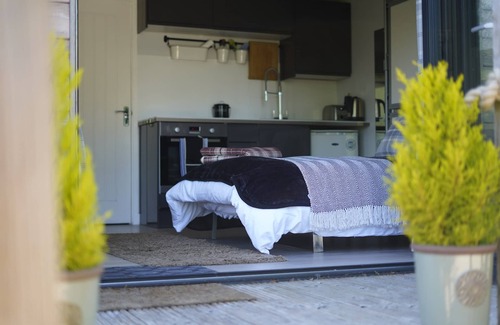 Beer Cabina | Boutique Glamping Pod en un lugar tranquilo y aislado en el pueblo pesquero de Beer