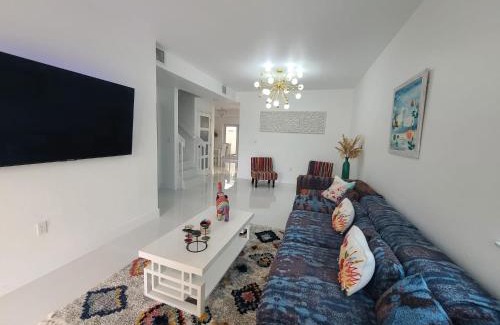Princeton Casa | Boutique Style House, Mini Golf BBQ Hot-Tub EV-Charger Foosball