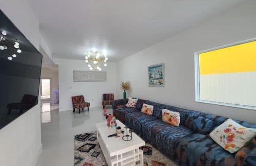 Princeton Casa | Boutique Style House, Mini Golf BBQ Hot-Tub EV-Charger Foosball