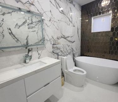 Princeton Casa | Boutique Style House, Mini Golf BBQ Hot-Tub EV-Charger Foosball