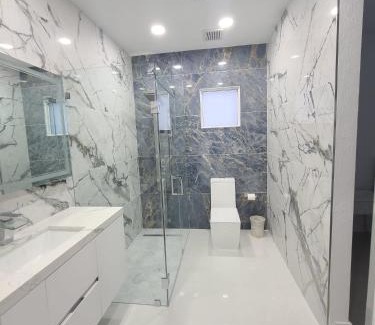 Princeton Casa | Boutique Style House, Mini Golf BBQ Hot-Tub EV-Charger Foosball