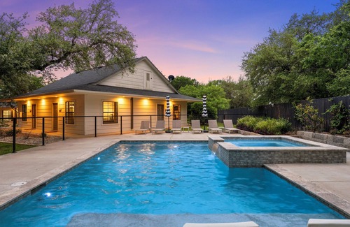 Crawford Apartamento | Poolside King Suite #5 @ Gathering Oaks Retreat