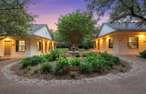 Crawford Apartamento | Poolside King Suite #5 @ Gathering Oaks Retreat