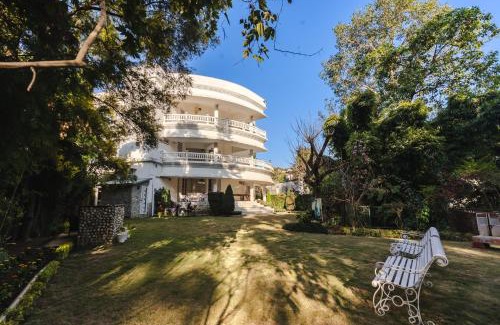 Bullawala Casa | Boutique Villa by Hotel Saffron Leaf with Private Lawn & Bonfire