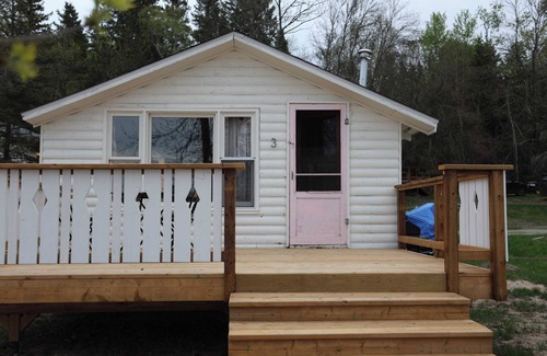 Sioux Narrows Nestor Falls Cabina | Bowerbird Beach Camp Cabin #3