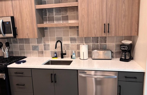 Midway District Apartamento | Bowen: Chic 1-Bedroom w/ AC & Gym in Lovely Point Loma, San Diego