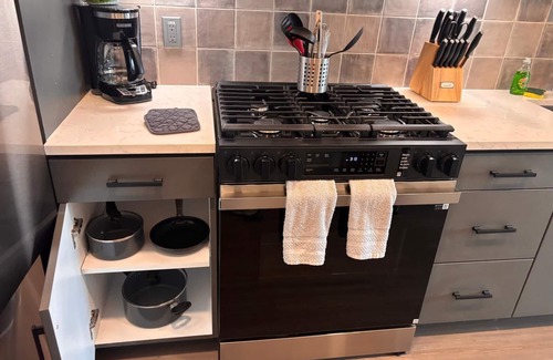 Midway District Apartamento | Bowen: Chic 1-BR Apartment w/ AC & Gym in Charming Point Loma, San Diego