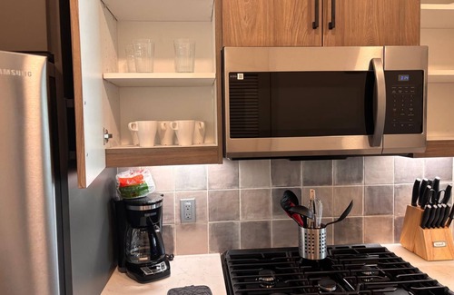 Midway District Apartamento | Bowen: Chic 1-BR Apartment w/ AC & Gym in Charming Point Loma, San Diego