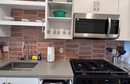 Midway District Apartamento | Bowen: Cozy 1-Bedroom Apartment w/ AC & Gym in Charming Point Loma, San Diego