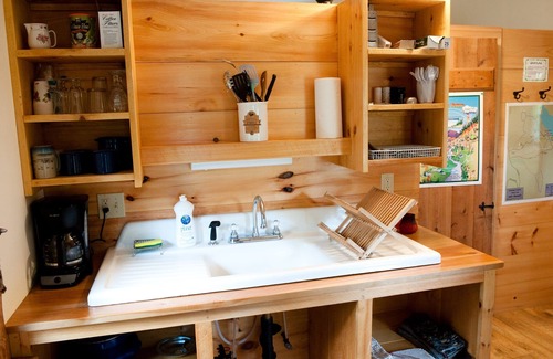 Pittsfield Cabina | Bower Cabin- Cabina en el bosque en un estanque remoto, escapada romántica, vida verde!