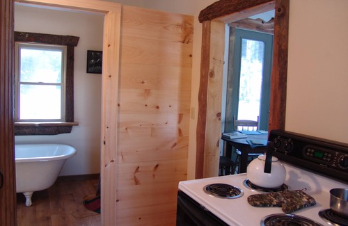Pittsfield Cabina | Bower Cabin- Cabina en el bosque en un estanque remoto, escapada romántica, vida verde!