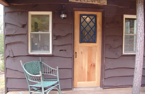 Pittsfield Cabina | Bower Cabin- Cabina en el bosque en un estanque remoto, escapada romántica, vida verde!